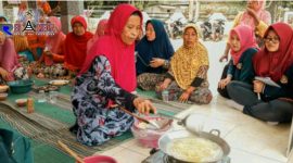 Figure 1 Pelatihan pembuatan BUCIN dan stik ubi oleh KKN 40 di Desa Kapor Selatan, Bangkalan.