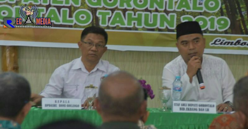 Staf Ahli Bupati Bidang Ekbang Drs. R. Hi. Azis Nurhamidin, M. Pd (kopiah hitam) saat memberikan materi.