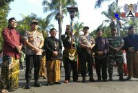 Forkopimda Blitar pose bersama saat kirab panji-panji hurup hambangun projo.
