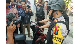 Terlihat Kapolres Lumajang (AKBP. M. Arsal Sahban) mengintrogasi pemilik motor bodong saat razia door to door.