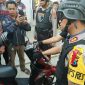 Terlihat Kapolres Lumajang (AKBP. M. Arsal Sahban) mengintrogasi pemilik motor bodong saat razia door to door.