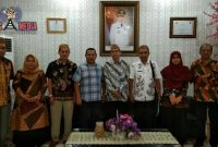 Asisten II Kabupaten Gorontalo Drs. Astri Tuna (kemeja kotak-kotak) saat foto bersama tim dari BPKP.