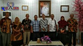 Asisten II Kabupaten Gorontalo Drs. Astri Tuna (kemeja kotak-kotak) saat foto bersama tim dari BPKP.