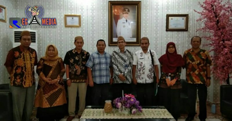 Asisten II Kabupaten Gorontalo Drs. Astri Tuna (kemeja kotak-kotak) saat foto bersama tim dari BPKP.