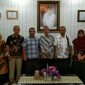 Asisten II Kabupaten Gorontalo Drs. Astri Tuna (kemeja kotak-kotak) saat foto bersama tim dari BPKP.