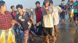 Terlihat sejumlah warga menandu mayat yang ditemukan di pesisir pantai Desa Taddan.