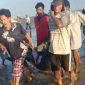 Terlihat sejumlah warga menandu mayat yang ditemukan di pesisir pantai Desa Taddan.