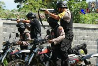 Kapolres Lumajang (AKBP. M. Arsal Sahban) mempraktekkan kepada Tim Cobra cara menembak diatas motor trail.