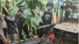 Kapolres Lumajang (AKBP. M. Arsal Sahban) menemukan beberapa kendaraan motor yang disembunyikan dibalik semak-semak.