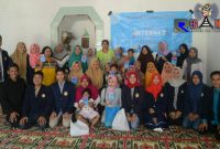 Pose bersama kelompok KKN 06 UTM dengan peserta pelatihan Cerdas Berinternet.