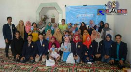 Pose bersama kelompok KKN 06 UTM dengan peserta pelatihan Cerdas Berinternet.