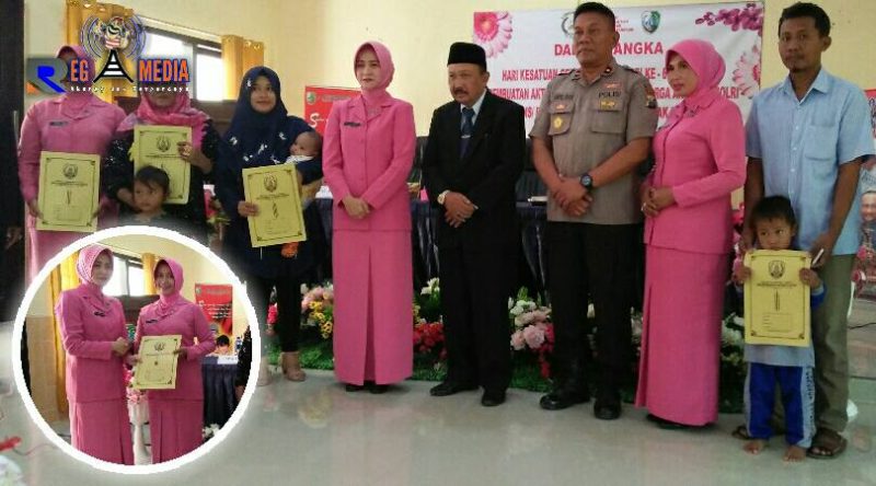 Ketua Bhayangkari Cabang Sampang Wulan Budhi Wardiman (urutan keempat dari kiri) saat pose bersama dengan penerima akte kelahiran dan Kadispendukcapil  (Ali Wafa) serta Kabag Sumda Polres Sampang (Kompol Syaiful Anam).