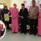Ketua Bhayangkari Cabang Sampang Wulan Budhi Wardiman (urutan keempat dari kiri) saat pose bersama dengan penerima akte kelahiran dan Kadispendukcapil  (Ali Wafa) serta Kabag Sumda Polres Sampang (Kompol Syaiful Anam).