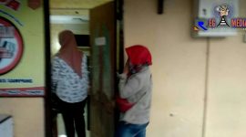 Korban kekerasan (HL) saat hendak memasuki Unit PPA Polres Sampang usai di visum.
