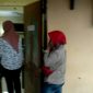 Korban kekerasan (HL) saat hendak memasuki Unit PPA Polres Sampang usai di visum.