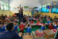 Suasana saat berlangsungnya Penyuluhan Tata Cara Mencuci Tangan dan Menggosok Gigi di TK Alang-Alang, oleh Kelompok KKN 79 UTM.