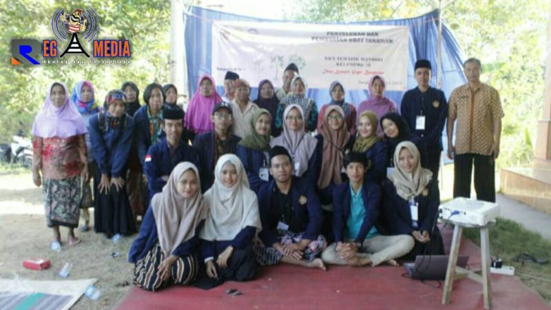Pose bersama kelompok KKN 38 UTM usai kegiatan penyuluhan pertanian dan praktek pembuatan obat.