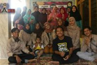Pelatihan: Ibu-ibu PKK sedang mencoba cara membuat permen “Jagoan Neron” oleh Mahasiswa KKN 15 di Desa Maneron.