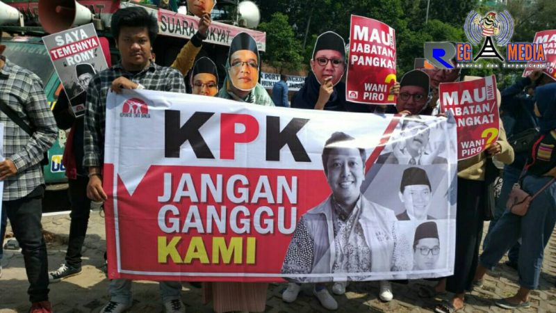 Sejumlah massa mahasiswa demonstrasi didepan Gedung KPK