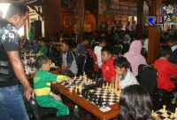 Kapolres Blitar (AKBP  Anisullah M Ridha) tengah melihat langsung turnamen pecatur cepat junior.