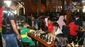 Kapolres Blitar (AKBP  Anisullah M Ridha) tengah melihat langsung turnamen pecatur cepat junior.