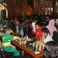 Kapolres Blitar (AKBP  Anisullah M Ridha) tengah melihat langsung turnamen pecatur cepat junior.