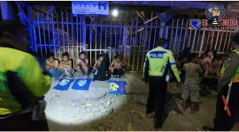 Dua kubu suporter Arema dan Bonek saat diamankan Polres Lumajang.