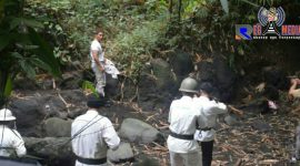 Kapolres Lumajang (AKBP. Muhammad Arsal Sahban) saat memperagakan aktingnya sebagai Iptu Jamaari dalam pembuatan film anggota Mobrig dalam mempertahankan kemerdekaan Indonesia.