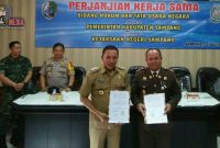Bupati Sampang (H. Slamet Junaidi) pose dengan Kajari Sampang (Maskur) usai penandatanganan MoU.