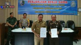 Bupati Sampang (H. Slamet Junaidi) pose dengan Kajari Sampang (Maskur) usai penandatanganan MoU.
