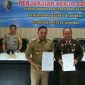 Bupati Sampang (H. Slamet Junaidi) pose dengan Kajari Sampang (Maskur) usai penandatanganan MoU.