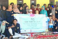 Pose bersama kelompok KKN 85 UTM dengan beberapa warga Desa Kesek, Bangkalan, usai kegiatan penyuluhan.