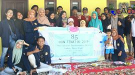 Pose bersama kelompok KKN 85 UTM dengan beberapa warga Desa Kesek, Bangkalan, usai kegiatan penyuluhan.