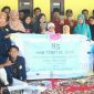 Pose bersama kelompok KKN 85 UTM dengan beberapa warga Desa Kesek, Bangkalan, usai kegiatan penyuluhan.