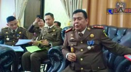 Kepala Kejaksaan Negeri Bangkalan Badrut Tamam (kanan).