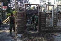 Personel TNI Kodim 0808/Blitar tengah mengerjakan pembedahan rumah milik Budiono.