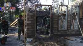 Personel TNI Kodim 0808/Blitar tengah mengerjakan pembedahan rumah milik Budiono.