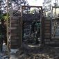 Personel TNI Kodim 0808/Blitar tengah mengerjakan pembedahan rumah milik Budiono.