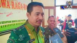 Kepala Bakesbangpol Kabupaten Bangkalan (Bambang Setiyawan) saat diwawancara awak media.