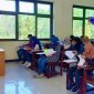 Saat berlangsungnya Ujian tulis SMMUTM, sejumlah peserta terlihat fokus mengerjakan soal yang diberikan oleh pengawas ujian.