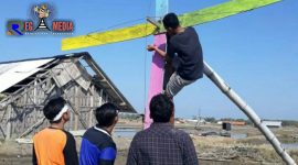 Mahasiswa KKN 50 UTM terlihat tengah mengecat kincir angin yang berada di pertambakan garam.