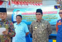 Bupati Bangkalan (R. Abd. Latif Amin Imron) saat memberikan penyampaiannya dalam pemberangkatan bantuan armada air bersih.