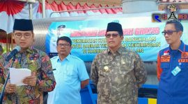 Bupati Bangkalan (R. Abd. Latif Amin Imron) saat memberikan penyampaiannya dalam pemberangkatan bantuan armada air bersih.