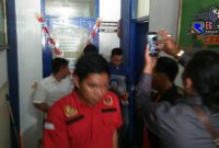 Terlihat pihak Kejaksaan Negeri Sampang saat menyegel ruangan Kasi Sarpras Dinas Pendidikan Kab. Sampang.