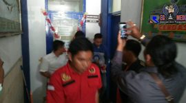 Terlihat pihak Kejaksaan Negeri Sampang saat menyegel ruangan Kasi Sarpras Dinas Pendidikan Kab. Sampang.