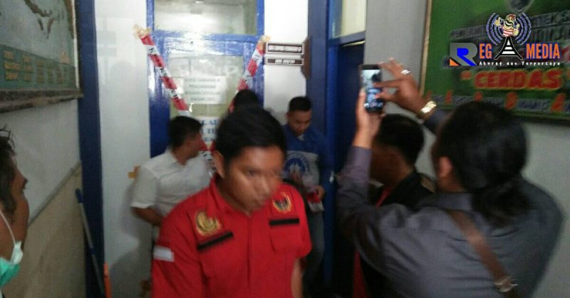 Terlihat pihak Kejaksaan Negeri Sampang saat menyegel ruangan Kasi Sarpras Dinas Pendidikan Kab. Sampang.