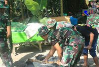 Satgas TMMD Kodim 0808/Blitar tengah melakukan kegiatan pembangunan desa.