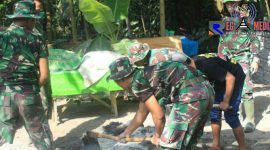 Satgas TMMD Kodim 0808/Blitar tengah melakukan kegiatan pembangunan desa.