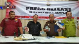 Press Release, Kepala Kejaksaan Negeri Sampang (Maskur) saat menunjukkan barang bukti hasil penangkapan dua pejabat Dinas Pendidikan Sampang.