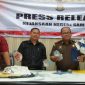 Press Release, Kepala Kejaksaan Negeri Sampang (Maskur) saat menunjukkan barang bukti hasil penangkapan dua pejabat Dinas Pendidikan Sampang.
